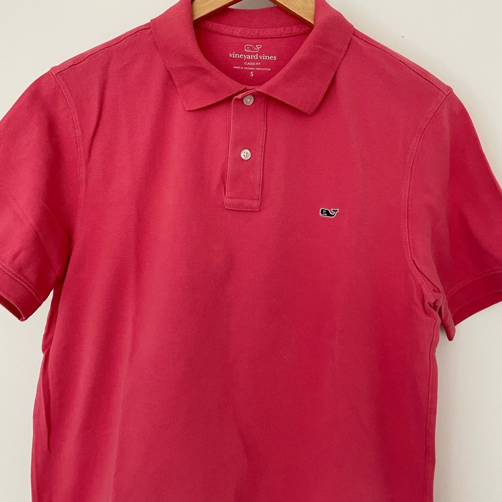 Vineyard Vines size small classic cut.  Perfect condition